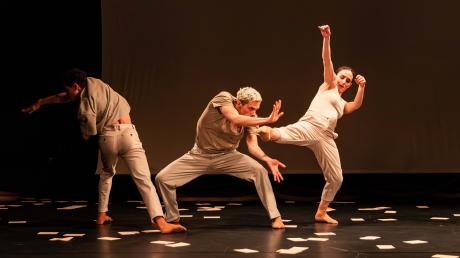 Im Podium feiert der Doppelabend "Identity" Premiere. Berührend: Der israelische Choreograf Oded Ronen verarbeitet tänzerisch die existenzielle Bedrohung durch Terror.
