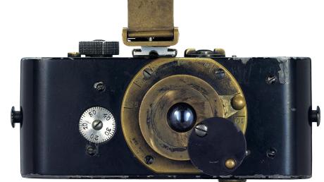 So sah sie aus, die Ur-Leica von 1914. Zu sehen ist sie im Original im Haus der Fotografie in Hamburg.