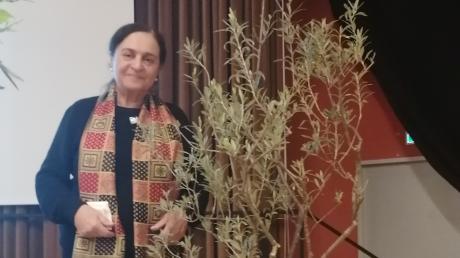 Botanikerin mit Baum: Für die Friedensvermittlerin Sumaya Farhat-Naser sind die Gewächse Zeichen des Friedens.