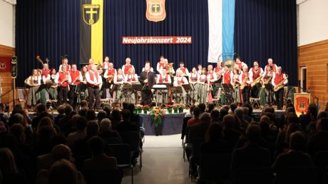 In großer Besetzung spielte die Schwäbische Trachtenkapelle Hirblingen beim Neujahrskonzert 2024 im Vereinsstadel in Hirblingen.