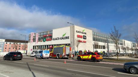 Nahe der Glacis-Galerie in Neu-Ulm kam es Montagvormittag zu einem größeren Feuerwehreinsatz. 