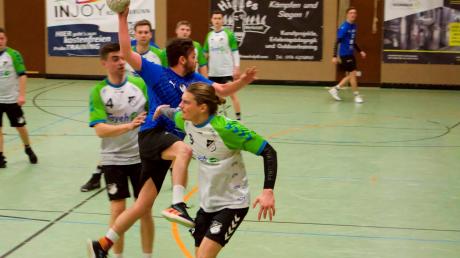 Die Handballer des BHC Königsbrunn (am Ball zeigt Tobias Böhm) siegten gegen Friedberg.