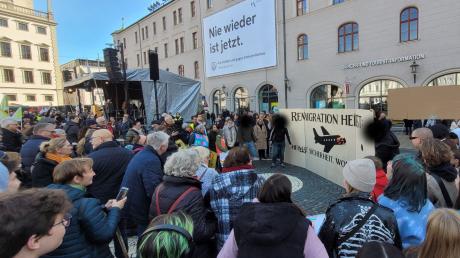 Bei der Demonstration "Augsburg gegen rechts" kam es auf dem Rathausplatz zu einem Zwischenfall mit einer Gruppierung, die der rechtsextremen "Identitären Bewegung" zugeordnet wird.