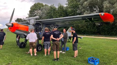 Das Flugzeug und seine Besatzung spielen eine "Hauptrolle" im Video, das der Burschenverein Sielenbach für seine Festwoche im Mai gedreht hat.