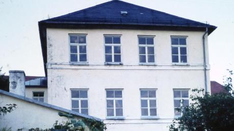 So präsentiert sich das Gebäude der ehemaligen Volksschule in Baindlkirch, welches 1896 errichtet worden war. An der gleichen Stelle stand bereits ein Schulgebäude, welches Pfarrer Lindl 1803 errichten ließ.
