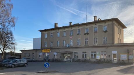Die Stadt Mindelheim möchte das Bahnhofsareal aufwerten und hofft, dass die Bahn das Bahnhofsgebäude saniert.
