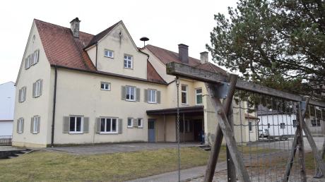 Das ehemalige Schulgebäude in Fristingen wird zu einem Vereinszentrum umgebaut und mit einem Anbau erweitert. Das einstige Lehrer-Wohnhaus (links) ist in einem solch schlechten Zustand, dass es abgerissen wird.

