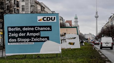 "Berlin, deine Chance. Zeig der Ampel das Stopp-Zeichen", steht auf einem Wahlplakat der CDU. 