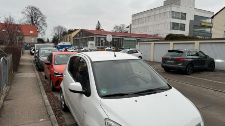Das Autohaus Opel Sigg an der Landsberger Straße stellt Kundenfahrzeuge im Wohngebiet ab. Das ärgert viele Anwohner.