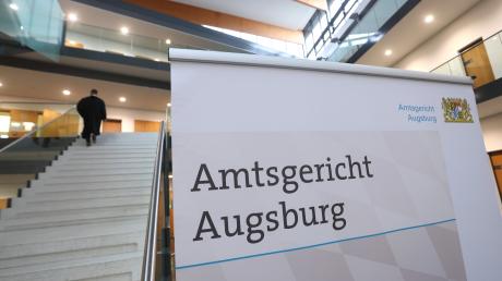 Schlägerei und Raub im Landkreis Süden: Neun Jugendliche stehen in Augsburg vor Gericht.