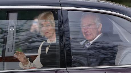 König Charles III. und Königin Camilla auf einem Bild vom Dienstag. Wie geht es dem Monarchen? Und: Wie geht es nun weiter?