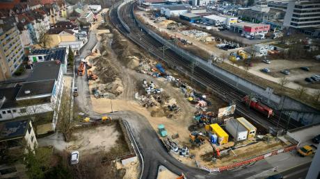 Die Bauarbeiten im neuen Leplat-Quartier am Bahntrog in Neu-Ulm sind in vollem Gange. Rechts unten ist die Reuttier Straße zu sehen, in die künftig die Leplatstraße führt. 