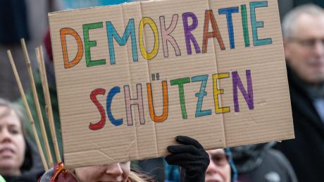 Hunderttausende Menschen in ganz Deutschland machen sich Sorgen um die Demokratie.  