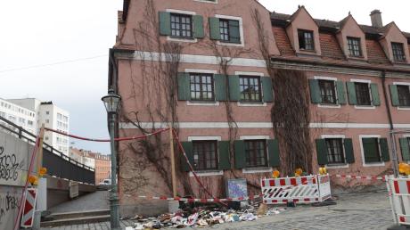 In einem Mehrfamilienhaus in der Augsburger Innenstadt hat es Mittwochfrüh gebrannt. Dabei kam ein 73-Jähriger ums Leben.