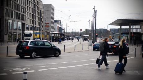 Der Platz vor dem Ulmer Hauptbahnhof ist neu gestaltet worden. Autos müssen langsamer fahren, dafür ist mehr Platz für Fußgänger.
