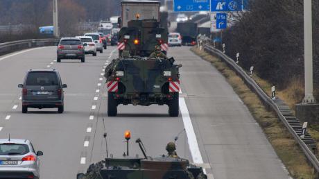 Fahrzeuge der Bundeswehr rollen im dichten Verkehr über die Autobahn A2. Bilder wie dieses wird es in den nächsten Tagen und Wochen öfter zu sehen geben.
