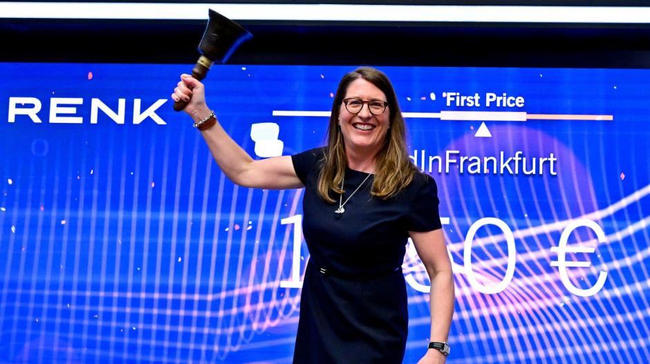 Renk-Chefin Susanne Wiegand läutete am 7. Februar morgens in der Frankfurter Börse die symbolische Glocke zum Börsenstart des Augsburger Getriebeherstellers Renk.