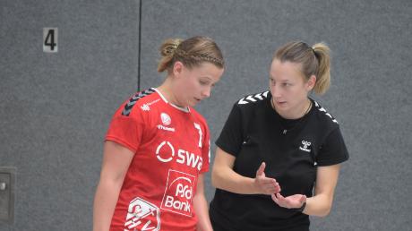Trainerin Patricia Link (rechts)  im Gespräch mit Spielerin Anja Niebert. Im Heimspiel gegen die SG Mintraching/Neutraubling ist der TSV Haunstetten klarer Favorit.