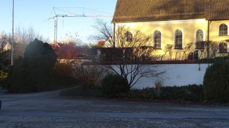 Auch der Kirchenvorplatz in Unterbergen soll neu gestaltet werden.