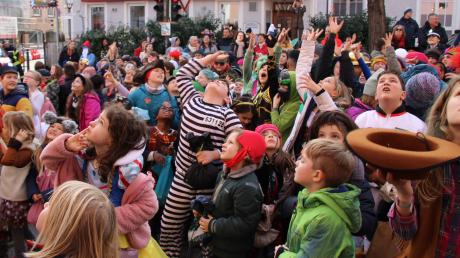 Gut 380 Kinder warteten vor dem Dießener Rathaus am Lumpigen Donnerstag auf den Bonbon-Regen von oben.