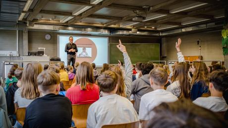 Digitalcoach Daniel Wolff hält einen Vortrag zum Thema Cybermobbing vor fünf siebten Klassen des Gymnasium Friedberg.
