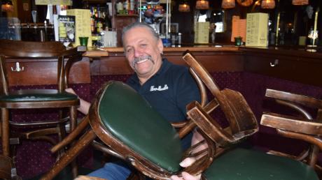 Die alten Stühle des Dillinger Kings-Road-Pub müssen raus. Wirt Matthias Stutzmüller verkauft sie zugunsten der Kartei der Not und legt dieselbe Summe pro verkauftem Stuhl für unser Leserhilfswerk drauf.