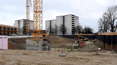 Die große Baugrube ist schon ausgehoben: Hier soll der Neubau der Fritz-Felsenstein-Schule in Langweid entstehen.
