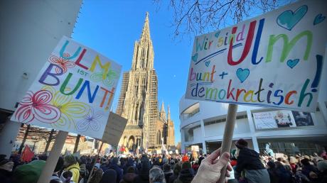 Nach der Großdemonstration auf dem Ulmer Münsterplatz hat sich ein Bündnis gebildet, das sich im Raum Ulm/Neu-Ulm für Vielfalt und Demokratie einsetzen will.

