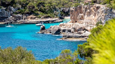 Der Süden Mallorcas und die Region Santanyí sind besonders naturbelassen und locken damit Touristen an. So auch die Küste im Südwesten des Ortes Cala Santanyí.