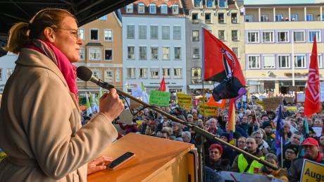 Augsburgs Oberbürgermeisterin Eva Weber (CSU) bei der Demo gegen rechts. Die Kommunalpolitikerin findet seit Wochen klare Worte gegen Rassismus und Antisemitismus.