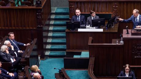 Duell im Parlament: Mit fast schon pathologischem Hass verfolgt der PiS-Parteichef Jaroslaw Kaczyński. (links auf der Bank) den Regierungschef Donald Tusk (am Rednerpult). 