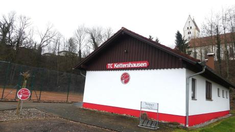 Blick auf das Vereinsheim des TC Kettershausen. Der Verein will sich einen neuen Warmwasserspeicher kaufen.