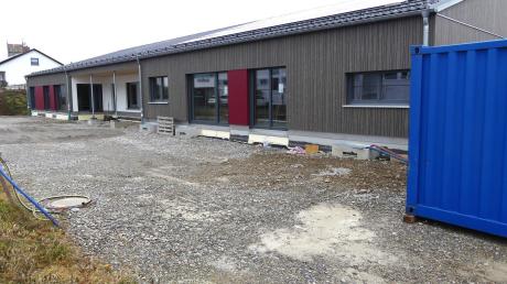 Gegenüber der Grundschule entsteht die neue Kindertagesstätte. Ein Vorentwurf für die Außenanlage war Thema im Kettershauser Gemeinderat.