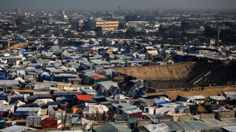 Blick auf eines der vielen provisorischen Flüchtlingslagern in der Stadt Rafah im südlichen Gazastreifen. Israels Armee hat Augenzeugen zufolge trotz internationaler Warnungen Ziele in der Stadt Rafah im Süden des Gazastreifens angegriffen.