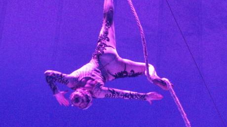 Beeindruckende Seilakrobatik beim Circus Alaska in Utzmemmingen. Noch bis Sonntag gibt es Vorstellungen zu sehen. 