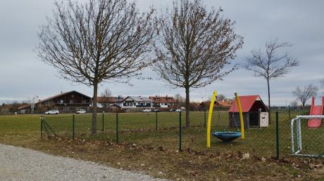 Auf der Wiese nördlich der bestehenden Einrichtung wird der zweite Fuchstaler Kindergarten gebaut, der rund 7,5 Millionen Euro kosten soll.