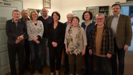 Die Vorstandsgruppe der Sinninger Initiative mit der Leiterin des Ausländeramtes, Emmy Böhm.