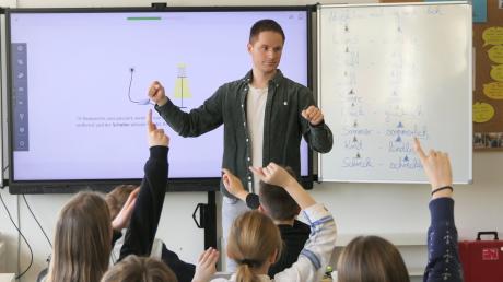 Grundschullehrer Patrick Daufratshofer beim Unterrichten in Kammlach.