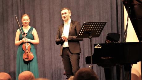 Kammerkonzert in Mertingen – der in Russland geborener Pianist Boris Kusznezow und die Ukrainerin Eva Rabchevska spielen gemeinsam Schubert.