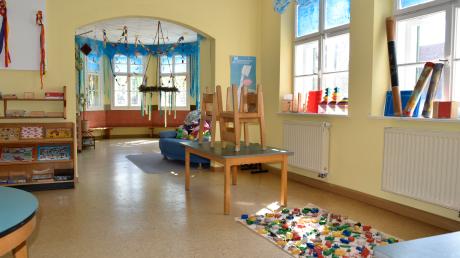 Der Kindergarten Laugna wurde in den vergangenen zehn Jahren auf das Doppelte erweitert. Träger ist die Kommune. Bürgermeister Gebele sieht eine große soziale Verantwortung aller - Kirchen und Bundespolitiker eingeschlossen.