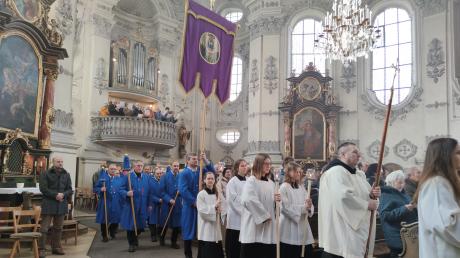 Am Ende des 40-Stunden-Gebets in der Sielenbacher Wallfahrtskirche Maria Birnbaum begleiten die Mitglieder des Blauen Bundes bei der Prozession das Allerheiligste.