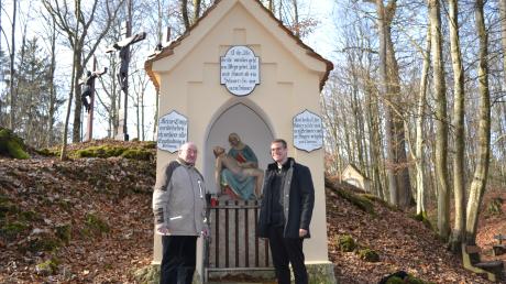 Kirchenpfleger Franz Schneider (links) und Pfarrer Johann Reiber sind froh, dass der Kalvarienberg in Wettenhausen wiederhergestellt ist.