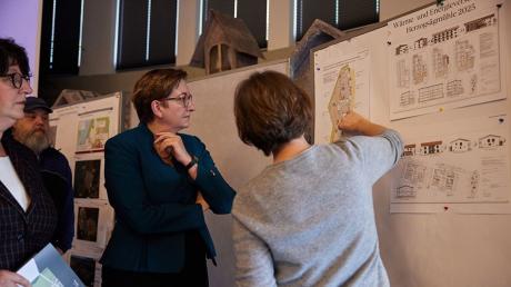 Im Rahmen ihres Besuchs machte sich die Bundesministerin Klara Geywitz (links) auch vertraut mit zwei großen Bauvorhaben in Herzogsägmühle.