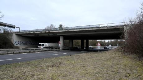 Eine weitere große Brücke in Ulm muss ersetzt werden, die als „Bauwerk 2“ bezeichnete Brücke führt den Berliner Ring über die Bundesstraße 10 zwischen der Uniklinik und dem Industriegebiet Jungingen. 