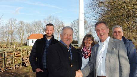 Bürgermeister Georg Hirschbeck gratulierte Herbert Kugler (links) zum 80. Geburtstag. Im Hintergrund die Kinder Michael, Susanne und Thomas (v.l.). 