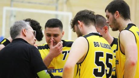Trainer Konstantinos Filippopoulos (links) bereitet die Basketballer der BG Illertal auf die nächsten Aufgaben vor. 
