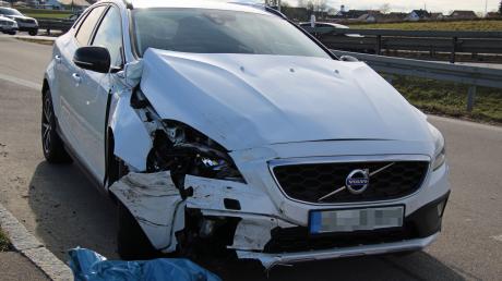 Gegen 12.30 Uhr ist am Mittwochmittag eine Frau 
auf der A7 nördlich der Anschlussstelle Vöhringen mit ihrem Volvo auf einen Mazda aufgefahren. 