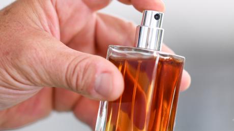 Parfüm im Wert von 1350 Euro haben Unbekannte in Wemding gestohlen.