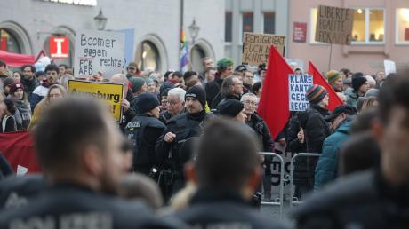Rund 700 Menschen haben am Mittwochabend auf dem Augsburger Rathausplatz gegen die AfD demonstriert.