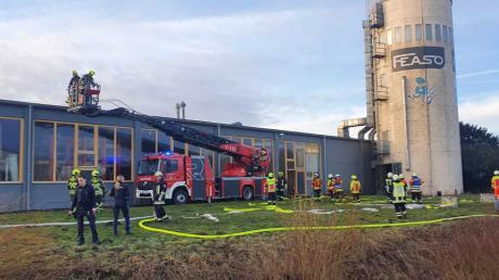 Mehrere Feuerwehren sind zur Stunde bei der Firma Sympto in Burgheim im Einsatz. 